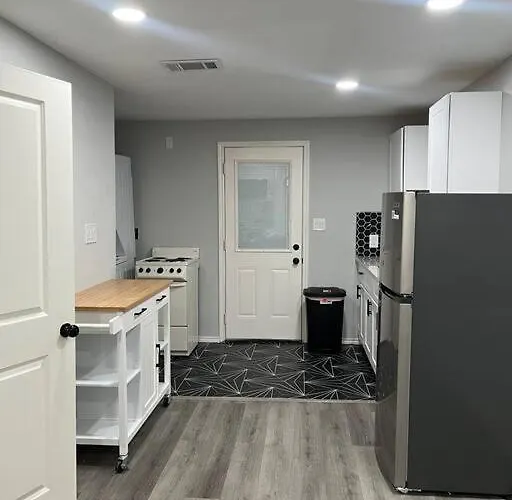 Cozy 1 Bed Close To Downtown