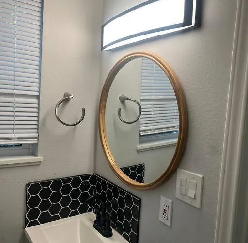 Cozy 1 Bed Close To Downtown